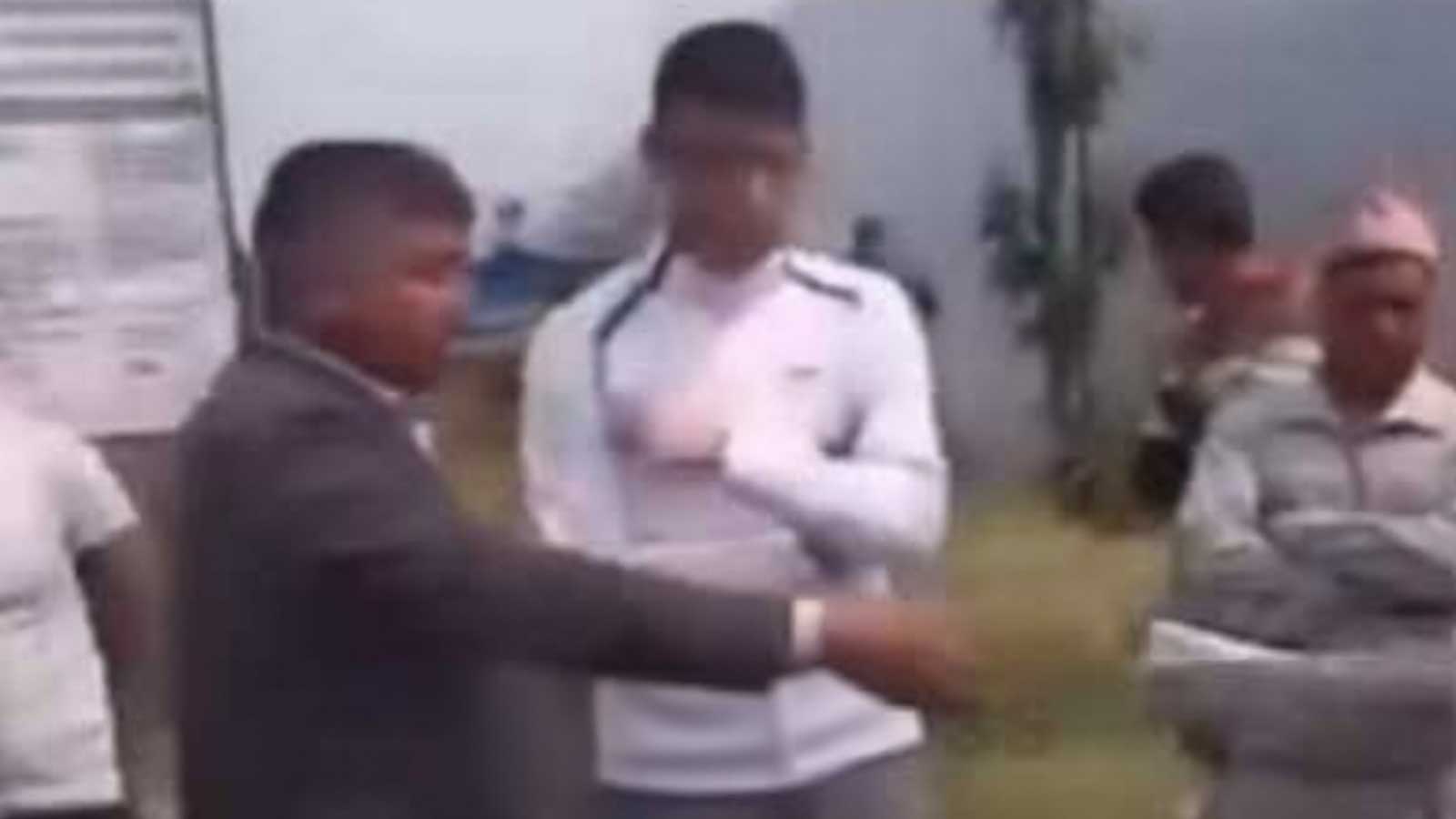 ‘गेटमा स्वागत गर्न नआएको’ भन्दै सांसद पोखरेलले हेडसरलाई सार्वजनिक रुपमै हप्काएपछि…