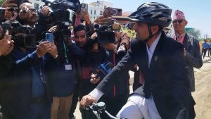 रास्वपाका सांसदको अर्को ‘स्टन्ट’: कार श्रीमतीलाई दिएर साइकलमा संसद् पुगे सांसद गजुरेल