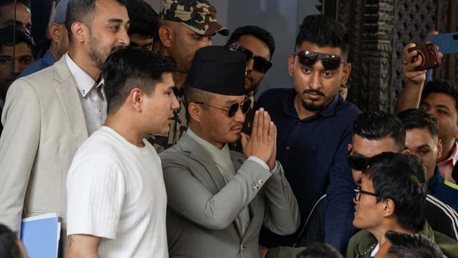 गृहमन्त्री गुरुङले राजीनामासँगै किन पड्काए ‘स्वीट शेयर’ बम, निशानामा आफ्नै सभापति लामिछाने?