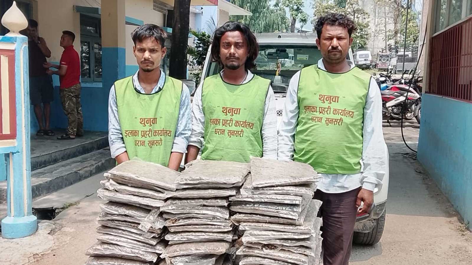 स्कार्पियोभित्र फल्स बटम बनाएर गाँजा तस्करीः तीन भारतीय नागरिक रंगेहात पक्राउ