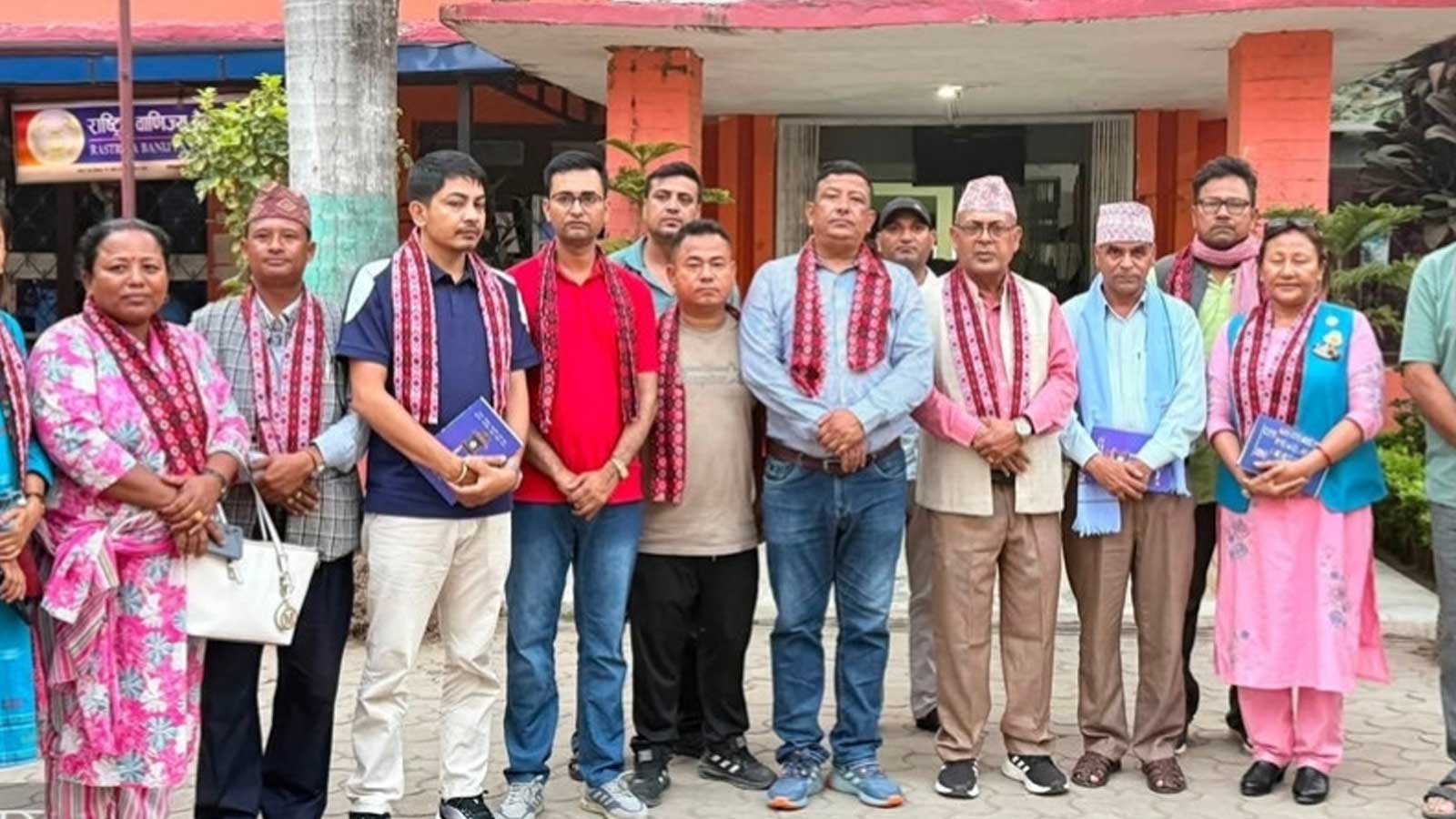 नगरको १० लाख बजेट सिद्याउन त्रियुगाका जनप्रतिनिधि र पत्रकारसहित २६ जनाको टोली पश्चिम नेपाल टुरमा