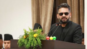अचम्मका प्रधानमन्त्रीः ‘ल्याउनुस् प्रश्न’ भन्दै अचानक रोष्ट्रममा उभिए, बस्नुस् भन्दा बैठक कक्षबाटै बाहिरिए