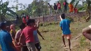 जग्गा कब्जा गरेर सडक निर्माण, त्यसैलाई ‘अतिक्रमण’ भन्दै स्थानीयलाई रुखमा बाँधेर संरचना भत्काइयो