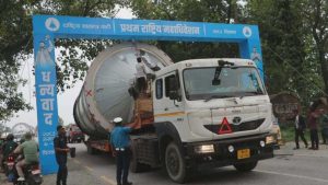 हाईवेमा ट्रक नै नछिर्ने गरी बनायो स्वागतद्वार, फरक आवाज अटाउने संगठन बन्ला त रास्वपा ?