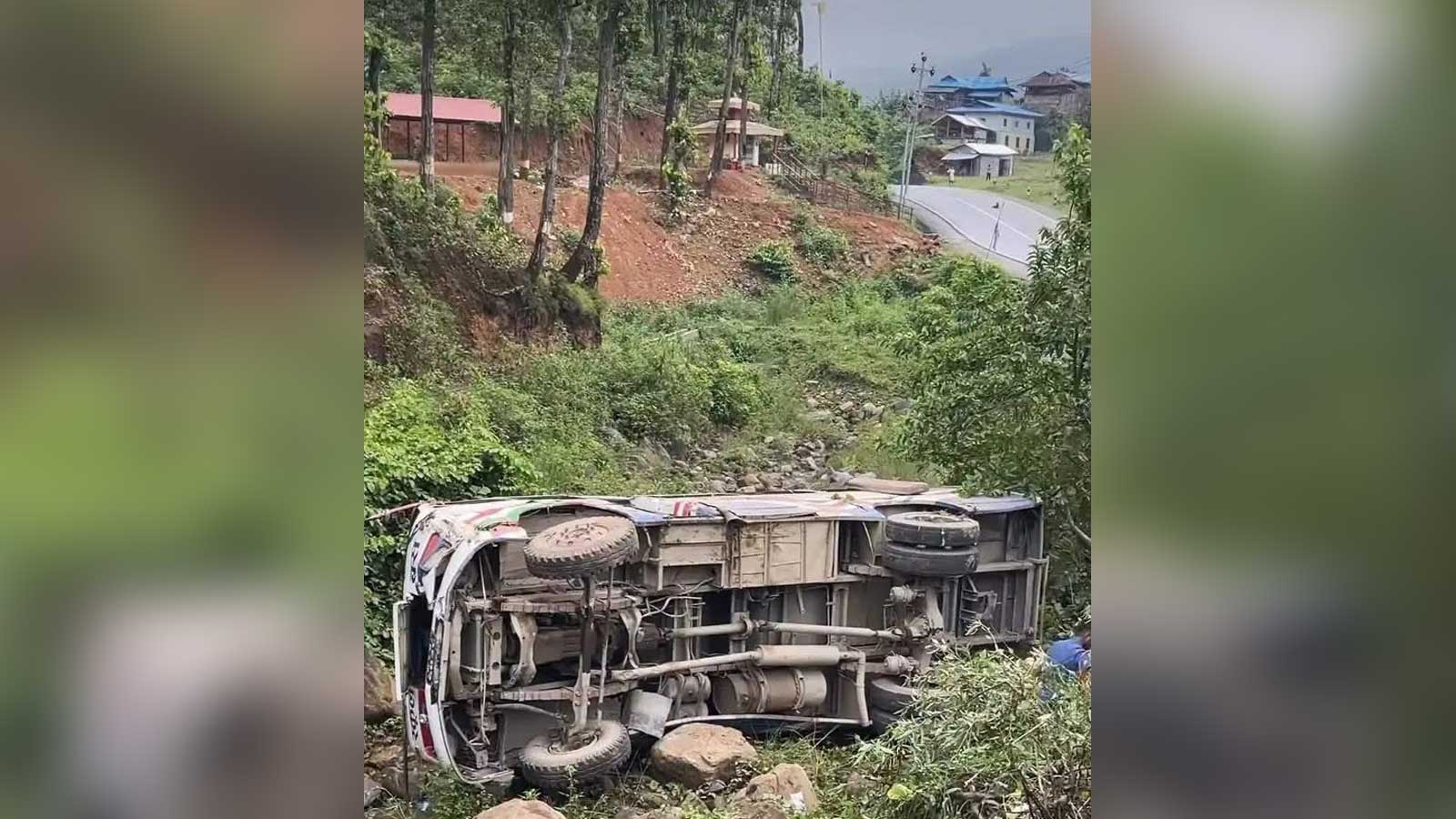 उदयपुरमा स्कुल बस दुर्घटना हुँदा एक कर्मचारीको मृत्यु, ३० घाइते, दुईको अवस्था गम्भीर