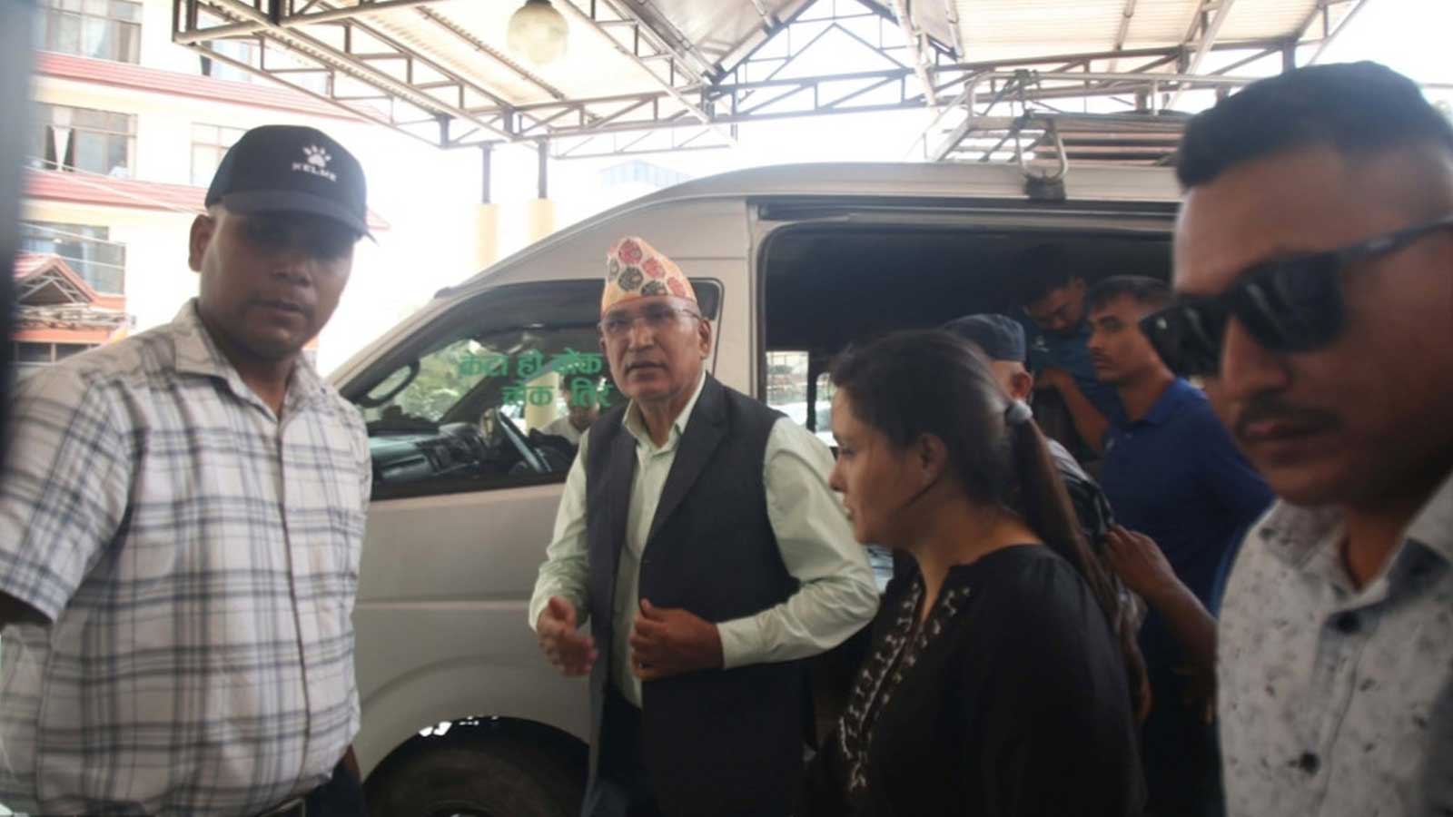 सुर्खेतबाट पक्राउ परेका पाँच पटकका अर्थमन्त्री पौडेललाई प्रहरीले सम्पत्ति शुद्धीकरण विभागमा पुर्‍यायो