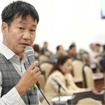 प्रधानमन्त्रीलाई हर्क साम्पाङले भने– ‘टाइ–सुट र ठूला घरले मान्छे बनाउँदैन’