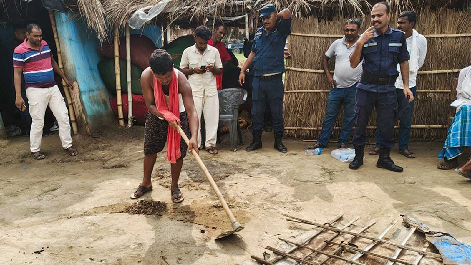 सर्लाहीमा १४ वर्षीय छोराको आँखैअगाडि घाँटी रेटेर बुबाको हत्या, उपचार पनि नपाई ज्यान गयो