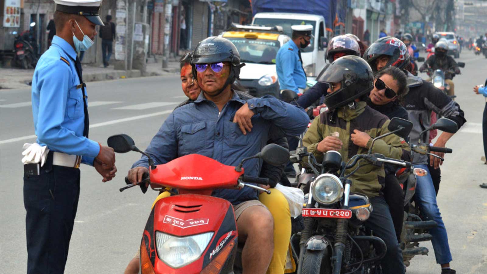 ट्राफिक प्रहरीले अब हात मिलाउन नपाउने, ‘नमस्कार’ मात्र गर्न निर्देशन