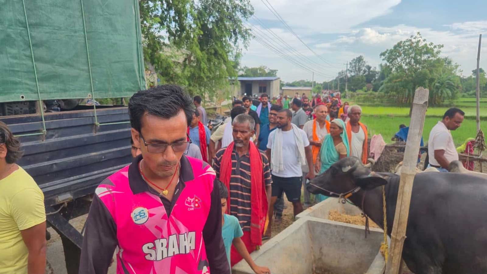 सिरहामा गृहमन्त्री पुग्नुअघि मृतक बालकको घरअगाडि तनाव, सुरक्षा टोली नै घेरियो