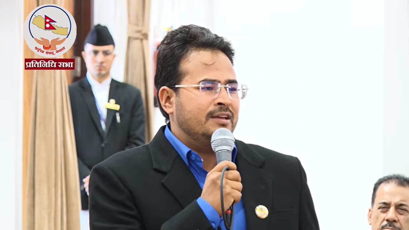 एउटा पुरानो तस्बिरको विवादले रास्वपा–राप्रपा भिडन्तः ज्ञानेन्द्र शाहीले जापानबाटै ‘आगो ओकले’– ‘रिसमा वेद पढिँदैन’