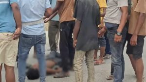 गोलबजारमा प्रदर्शन हिंसात्मक बन्दा एकको मृत्यु, कर्फ्युबीच शव सडकमै राखेर प्रदर्शन