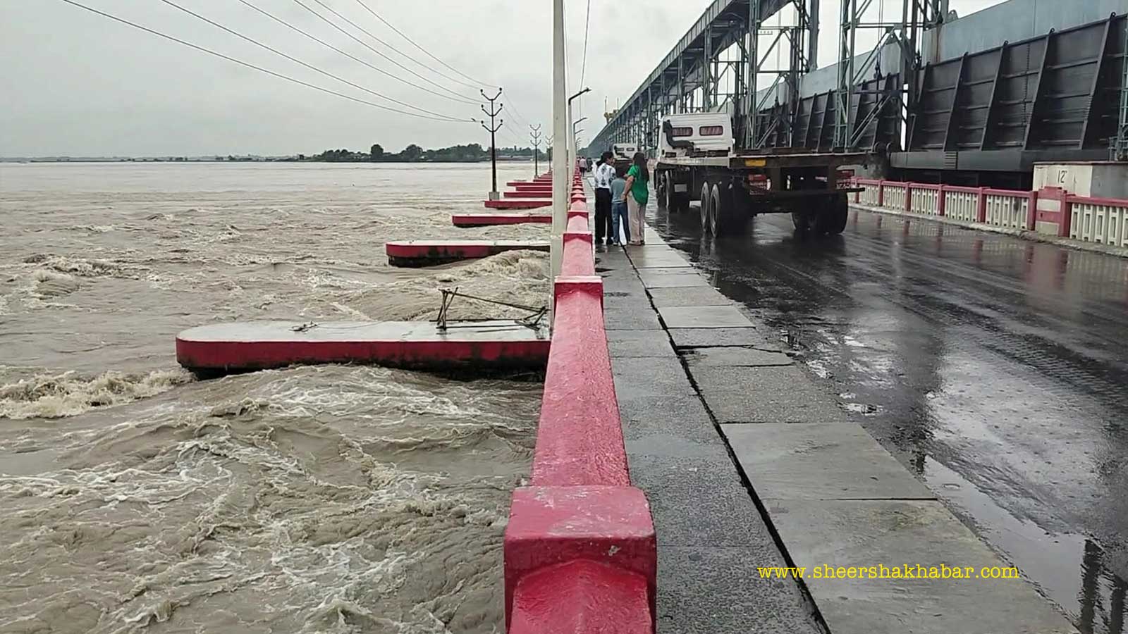 २ लाख क्युसेक नाघ्यो कोशीको बहावः २८ वटा ढोका खोलेर रातो बत्ती बल्दा ब्युँतियो ०६५ को त्रास