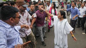 ममता बनर्जीले आफ्नै कार्यकर्तालाई थप्पड हानिनः भिडियो भाईरल