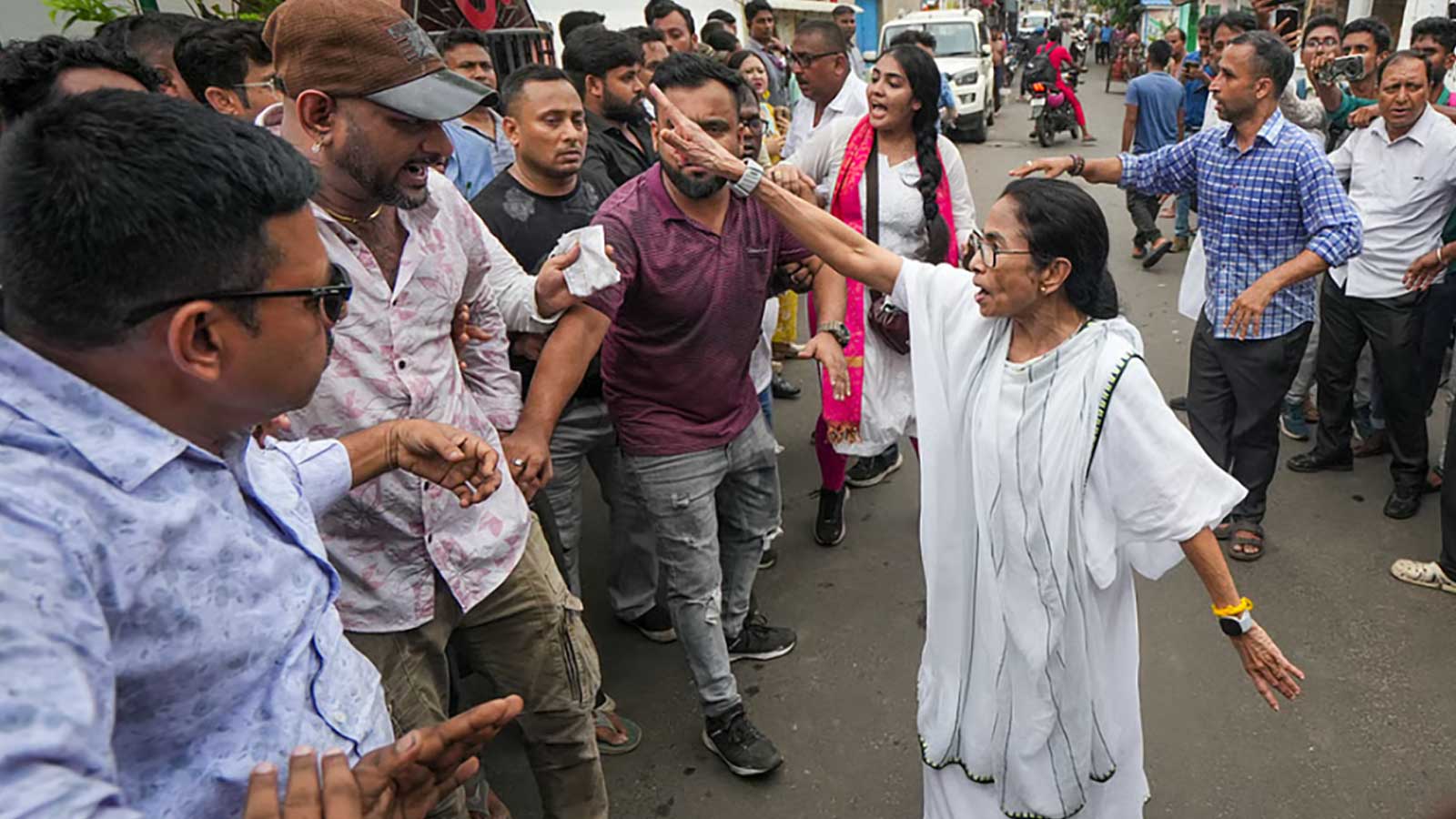ममता बनर्जीले आफ्नै कार्यकर्तालाई थप्पड हानिनः भिडियो भाईरल