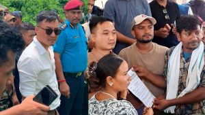 निजगढमै रोकियो मिटरब्याज पीडितको न्याय मार्चः पीडितलाई रुँघाएर गृहमन्त्री हिँडे निकुञ्ज घुम्न