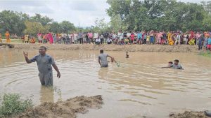 सिरहामा सडक पुर्न माटो खनेर छाडिएको खाल्डोमा डुबेर एकै परिवारका तीन बालबालिकाको मृत्यु