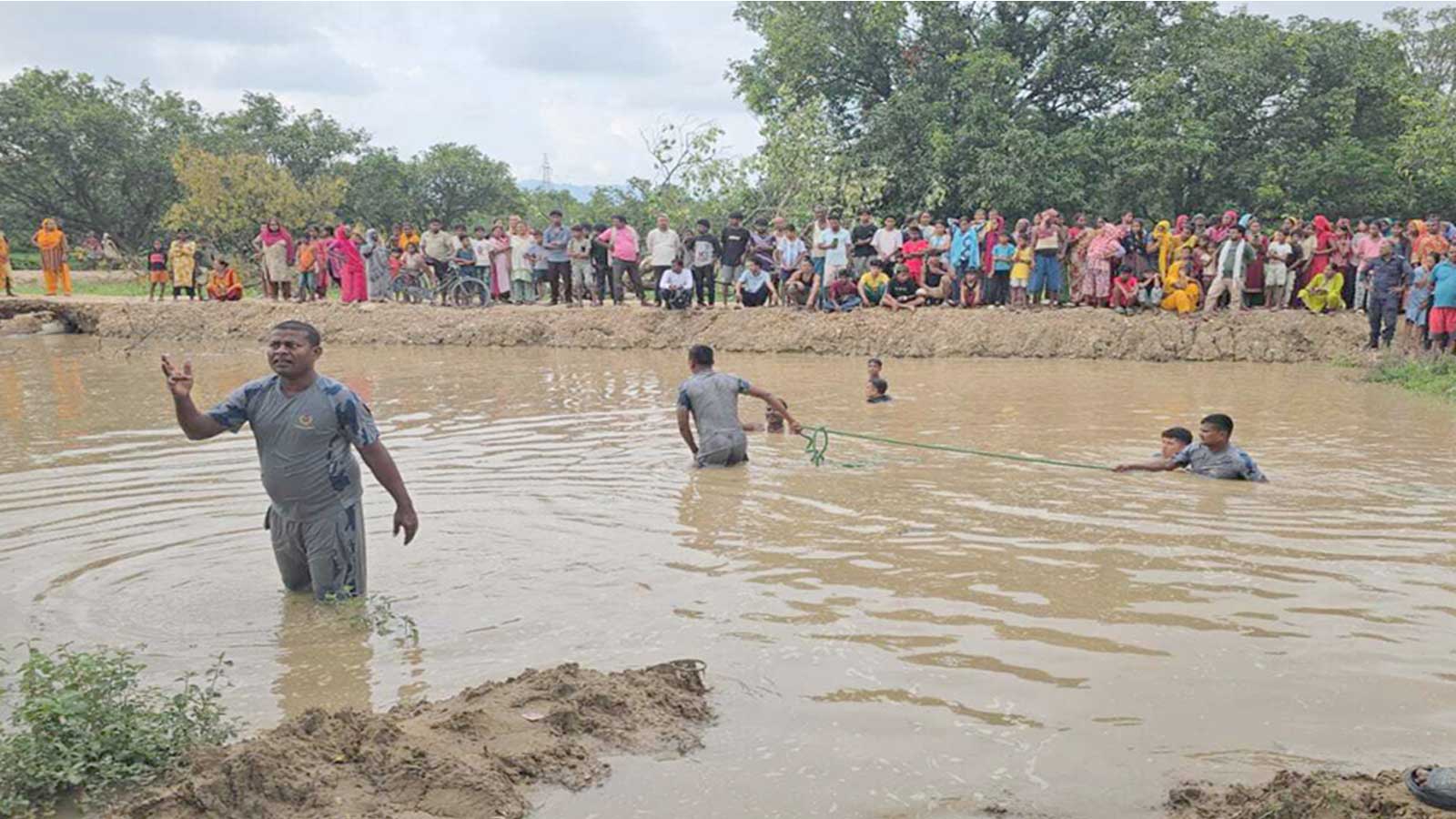 सिरहामा सडक पुर्न माटो खनेर छाडिएको खाल्डोमा डुबेर एकै परिवारका तीन बालबालिकाको मृत्यु