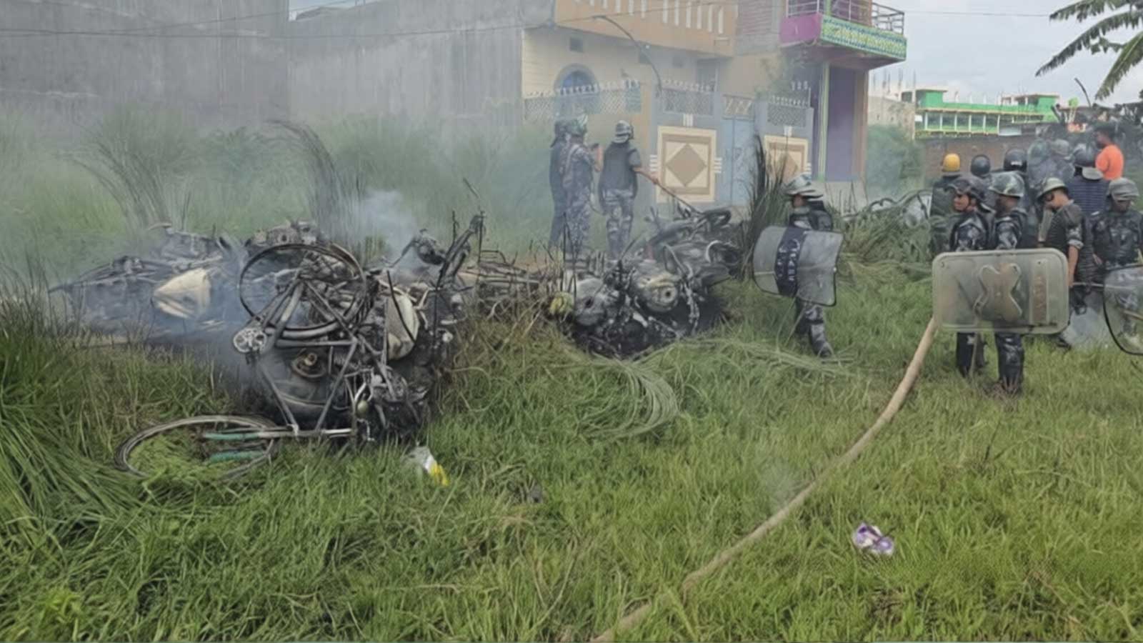 सुनसरी गोलीकाण्डको प्रभाव मधेशभरि फैलियोः सिरहामा १ दर्जन मोटरसाइकलमा आगजनी, धनुषामा पनि कर्फ्यु