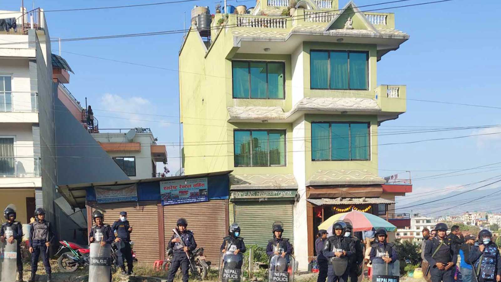 सरकारलाई चेतावनी दिने वित्तिकै दुर्गा प्रसाईंको घरमा ३५–४० प्रहरीको छापाः किन हो सरकारको ‘खानतलासी’ ?