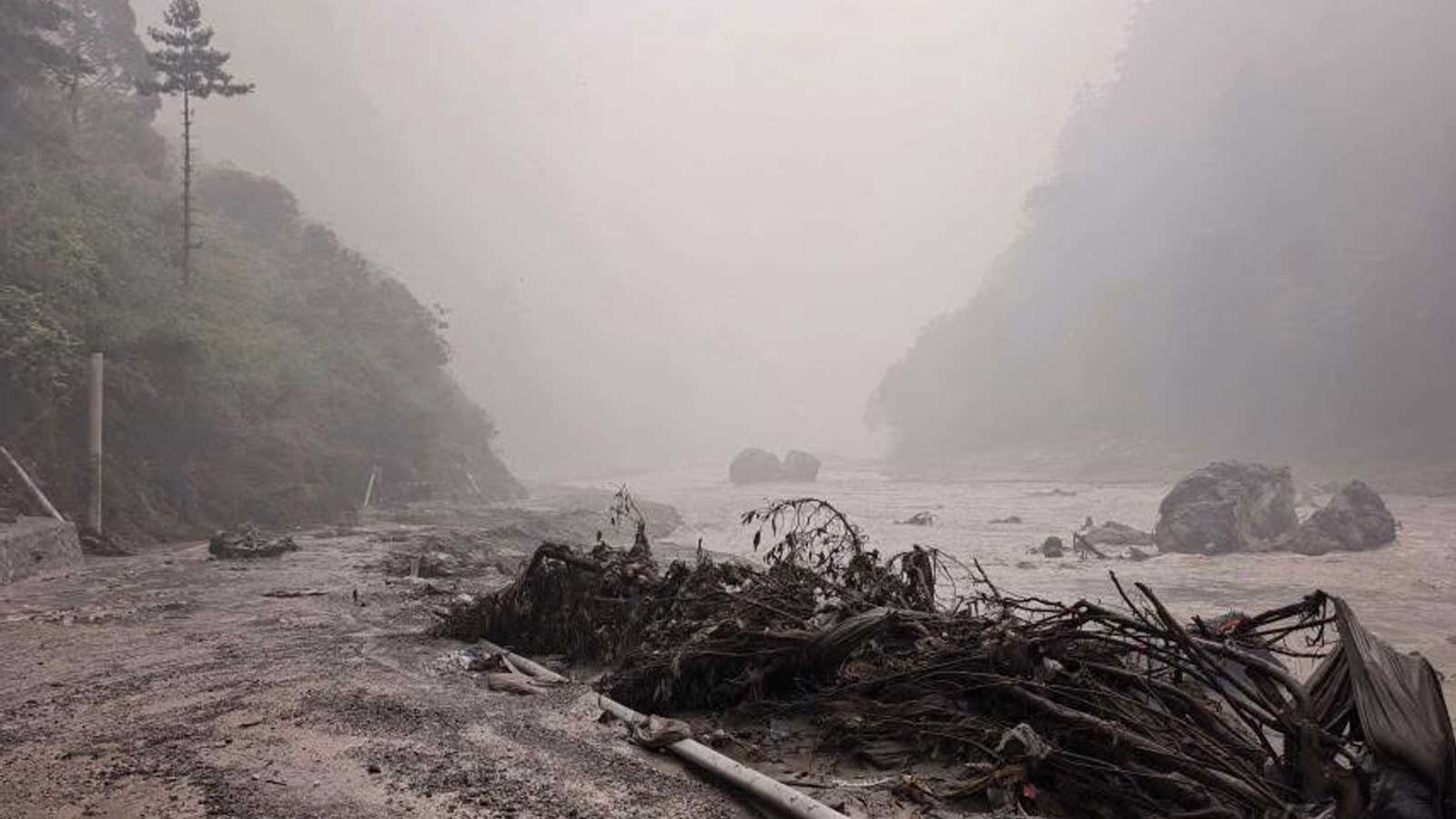 नेपालमा बाढी आउनुअघि चीनको केरुङ क्षेत्रमा भीषण पहिरो, चीनतर्फको सडक र सञ्चार अवरुद्ध