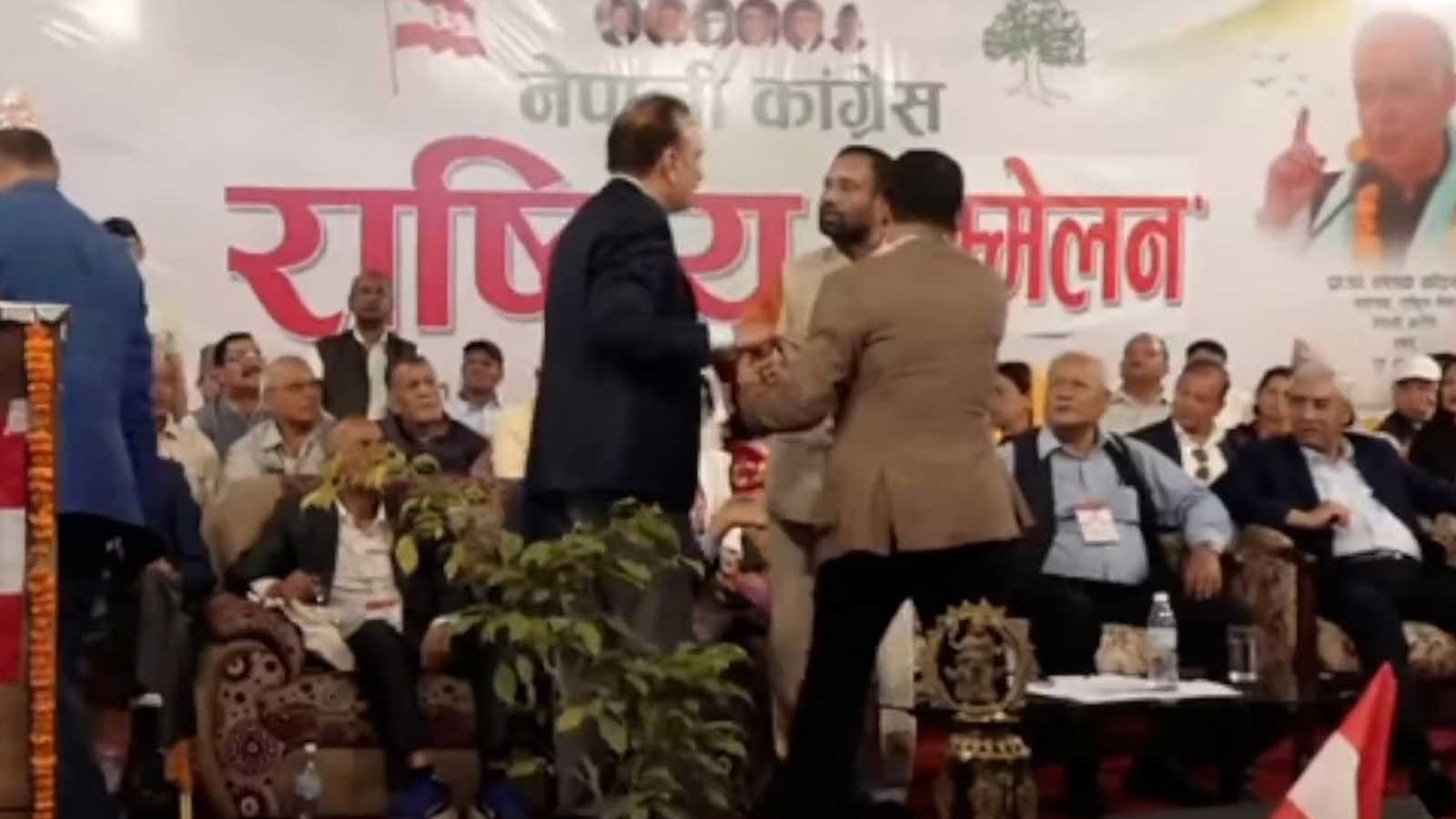कांग्रेस इतर भेलामा ‘हिन्दु राष्ट्र’को मुद्दाले मच्चायो खैलाबैला, निधि–महतबीच कागज खोसाखोस