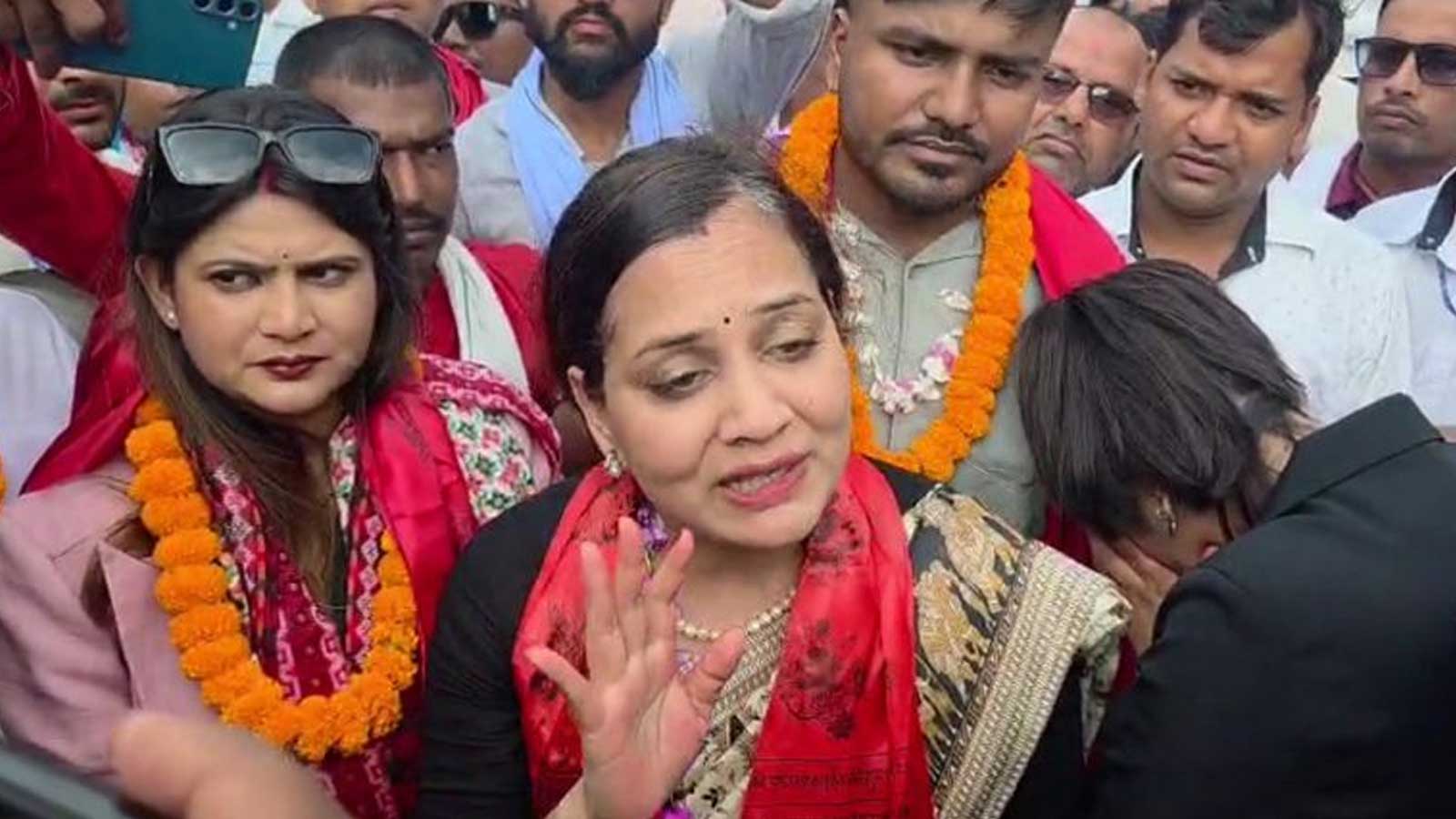 सिरहामा स्वास्थ्यको अनुगमन विवादमाः अस्पताल खोज्दै जनता, समस्याको चाङ पन्साएर भोट माग्दै मन्त्री