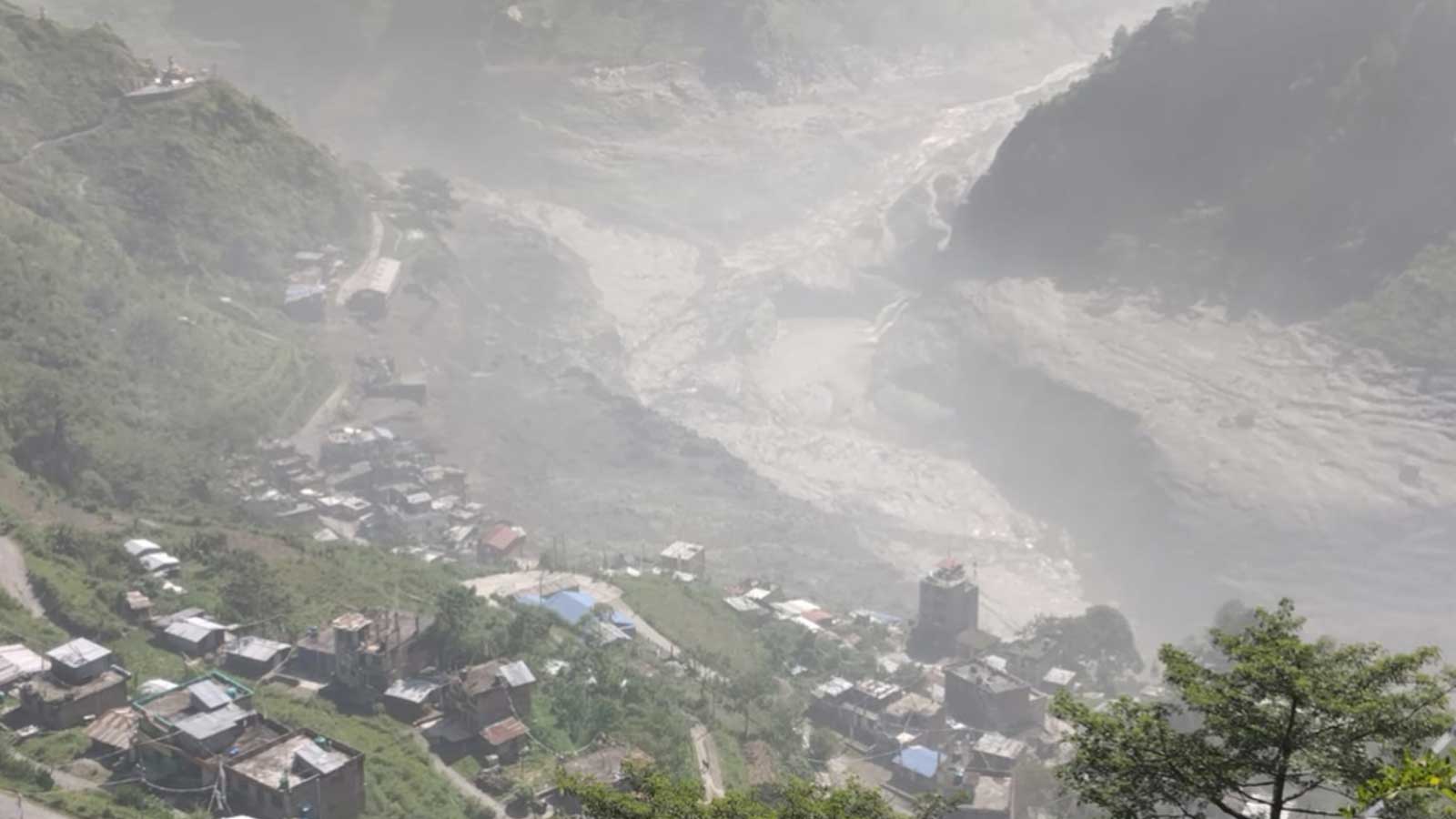 रसुवामा भोटेकोशीको भीषण बाढीः टिमुरे–स्याफ्रुबेँसी तहसनहस, राजमार्ग बन्द, ९ सशस्त्र प्रहरी सम्पर्कविहीन