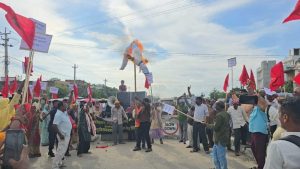 मिटरब्याजपीडितले जलाए सांसद तपेश्वर यादवको पुतला, ‘साहूको पक्षमा उभिएको’ आरोप