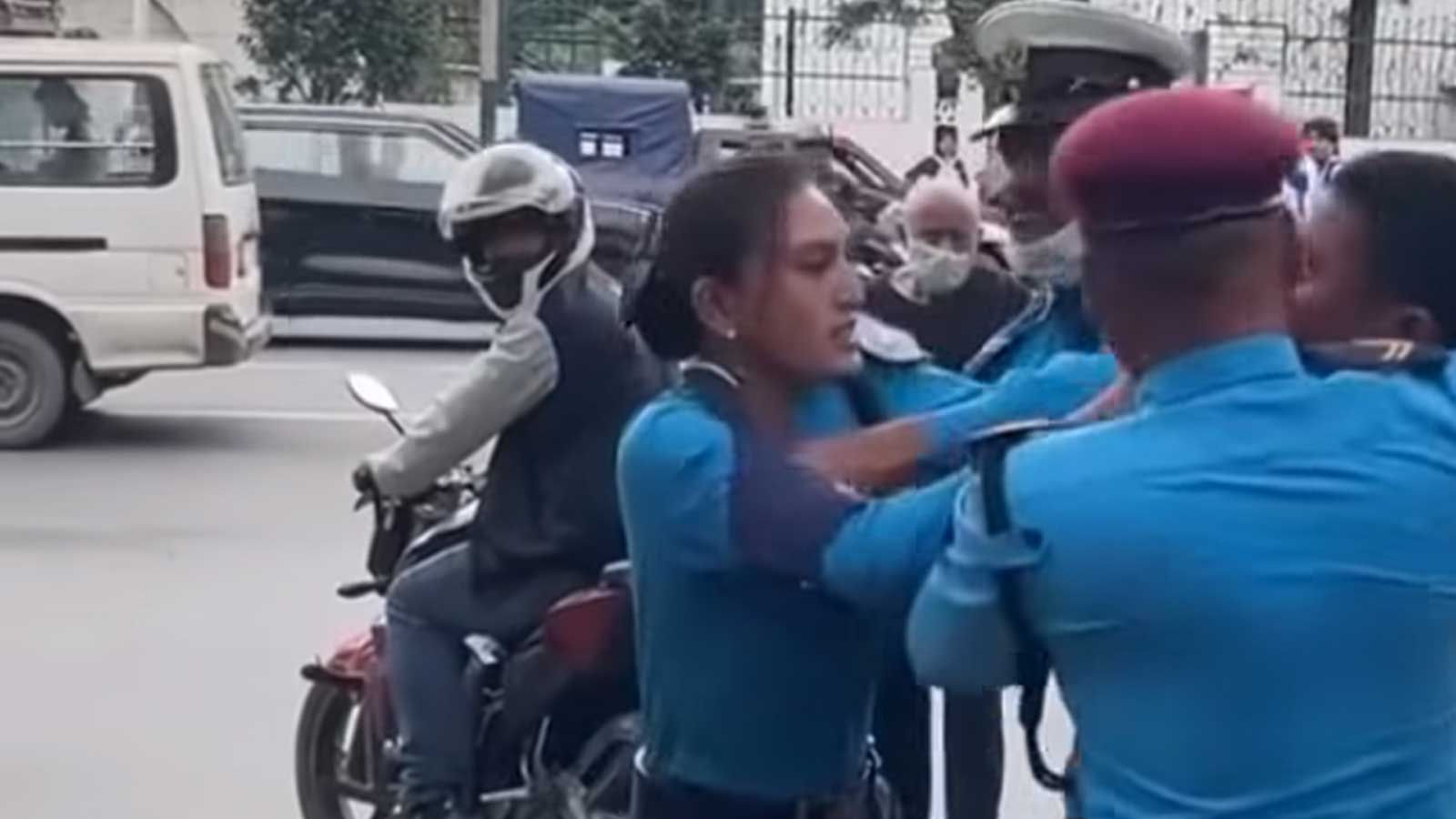 आकाशे पुलबाट बाटो काट्न आग्रह गर्दा ट्राफिक प्रहरीमाथि हातपात, बानेश्वरबाट २७ वर्षीय युवक पक्राउ