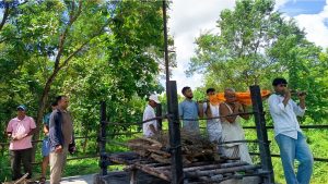 भोटेकोशी वाढीः दस दिनको प्रतीक्षापछि कुशलाई छोरा मानेर बेलबारीका अनोजको अन्तिम संस्कार