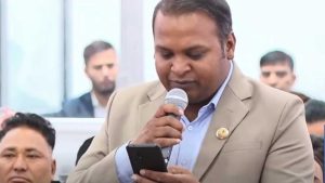 संसदमा सांसद बोल्दै थिए, छेउबाट अर्कैको आवाज आयो– ‘झ्याउ लागिसक्यो, चिया खान जाऊँ ब्रदर !’