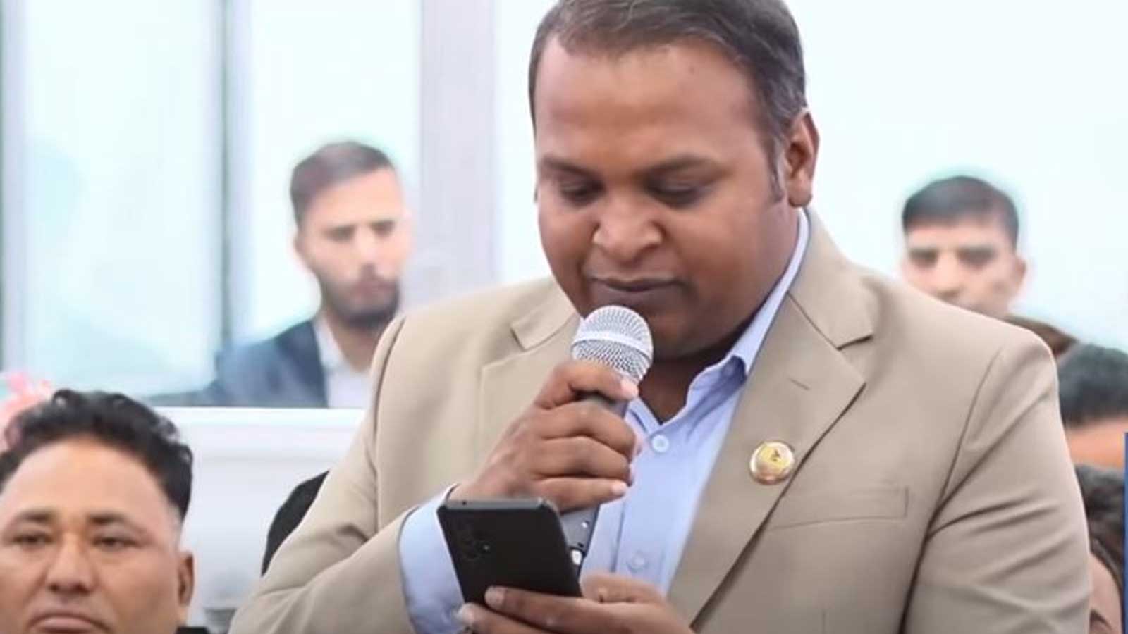 संसदमा सांसद बोल्दै थिए, छेउबाट अर्कैको आवाज आयो– ‘झ्याउ लागिसक्यो, चिया खान जाऊँ ब्रदर !’