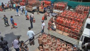 विपत्तिको बेला ग्यासको भाउ बढाउने खेलमा निगम–उद्योगी सहमतिः निगमले तोकेको २०६०, उपभोक्तासँग २१६५