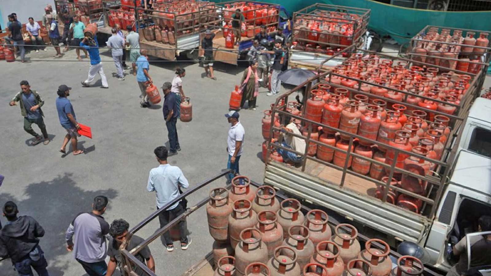 विपत्तिको बेला ग्यासको भाउ बढाउने खेलमा निगम–उद्योगी सहमतिः निगमले तोकेको २०६०, उपभोक्तासँग २१६५