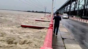 तीन लाख क्युसेक पार गरेको कोशीको बहाव साढे सात घण्टामा २९० हजारमा झर्‍यो