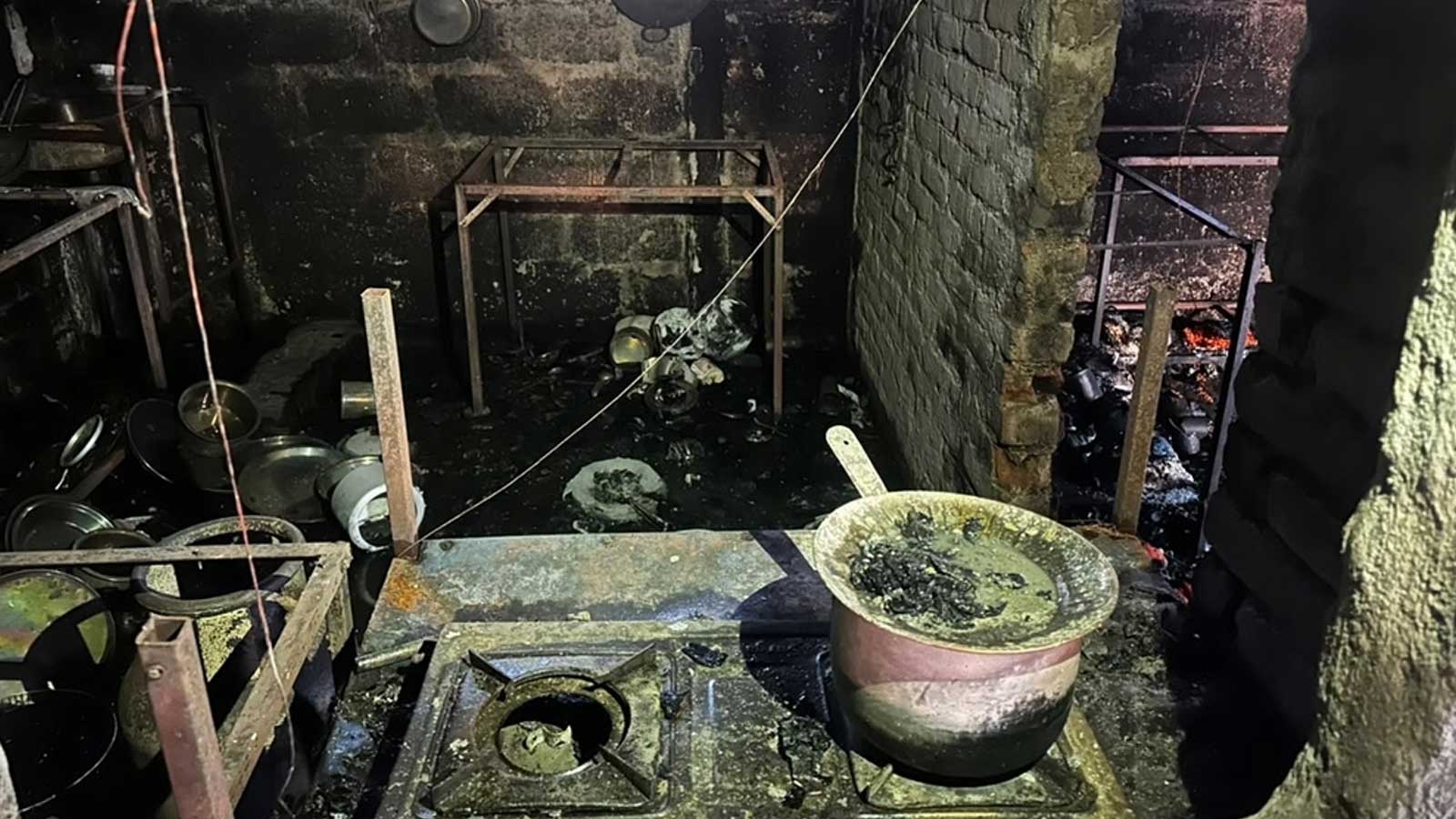 बिर्तामोडमा ग्यारेजको क्यान्टिनमा आगलागी, ६५ वर्षीय कामदारको जलेर मृत्यु; खसीबाख्रासहित लाखौँको क्षति