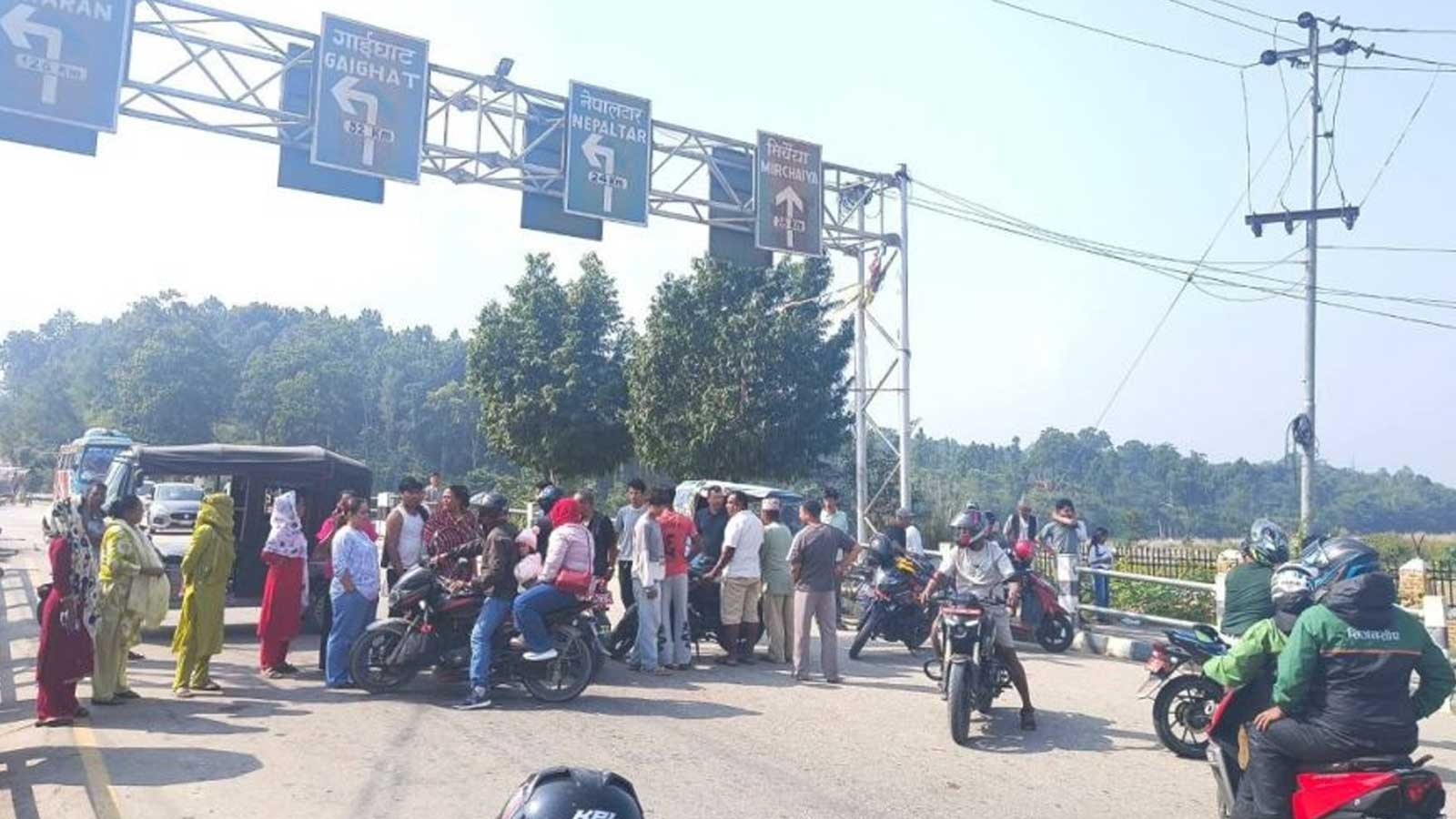 हायसको ठक्करबाट शिक्षकको मृत्यु, दोषीमाथि कारबाही र क्षतिपूर्तिको माग गर्दै कटारीमा राजमार्ग अवरुद्ध
