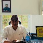 भ्रष्टाचारमा दोषी ठहरिएका खुमबहादुरलाई वडाध्यक्षले बनाए ‘आदर्श’, बालेनसँगै सरकारी कार्यकक्षमा फोटो टाँगेपछि विवाद!