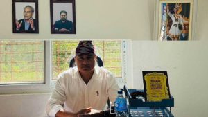 भ्रष्टाचारमा दोषी ठहरिएका खुमबहादुरलाई वडाध्यक्षले बनाए ‘आदर्श’, बालेनसँगै सरकारी कार्यकक्षमा फोटो टाँगेपछि विवाद!