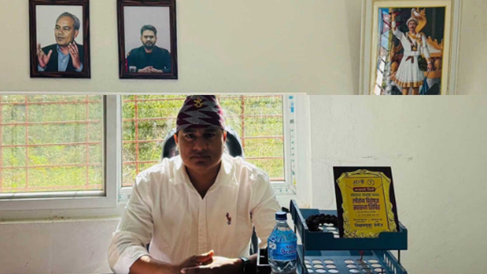 भ्रष्टाचारमा दोषी ठहरिएका खुमबहादुरलाई वडाध्यक्षले बनाए ‘आदर्श’, बालेनसँगै सरकारी कार्यकक्षमा फोटो टाँगेपछि विवाद!