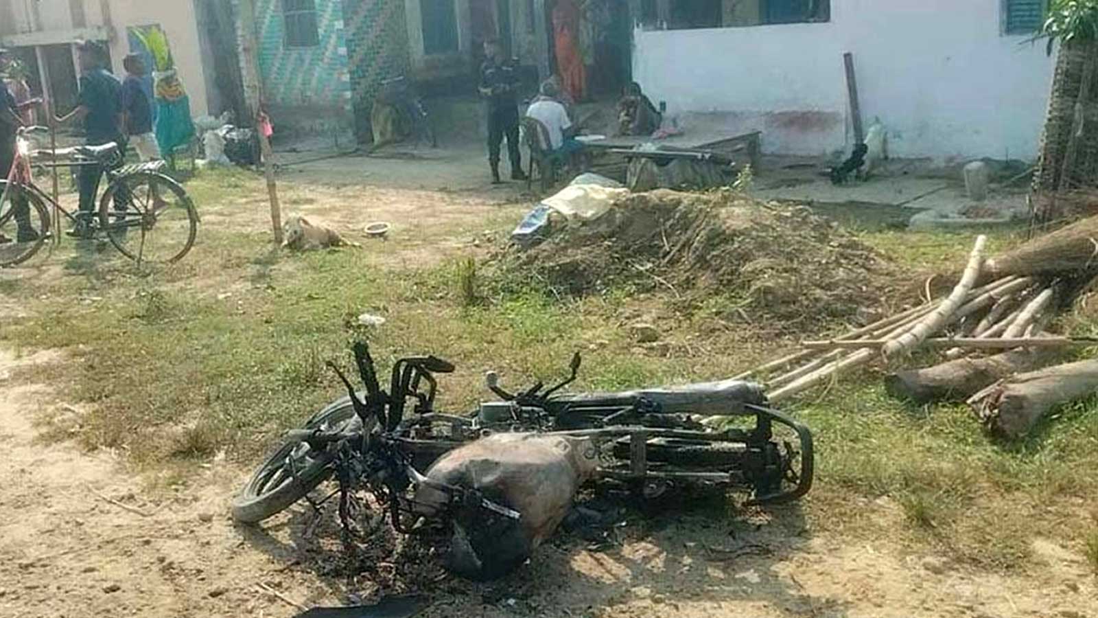 सिराहामा पुरानो रिसइवीले मध्यरातमा हिंसात्मक रूप लियो, एकै परिवारका पाँच घाइते, दुई मोटरसाइकल जलाइयो